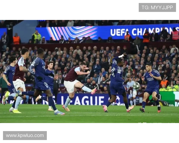 维拉庆祝后物品投掷替补席引发关注